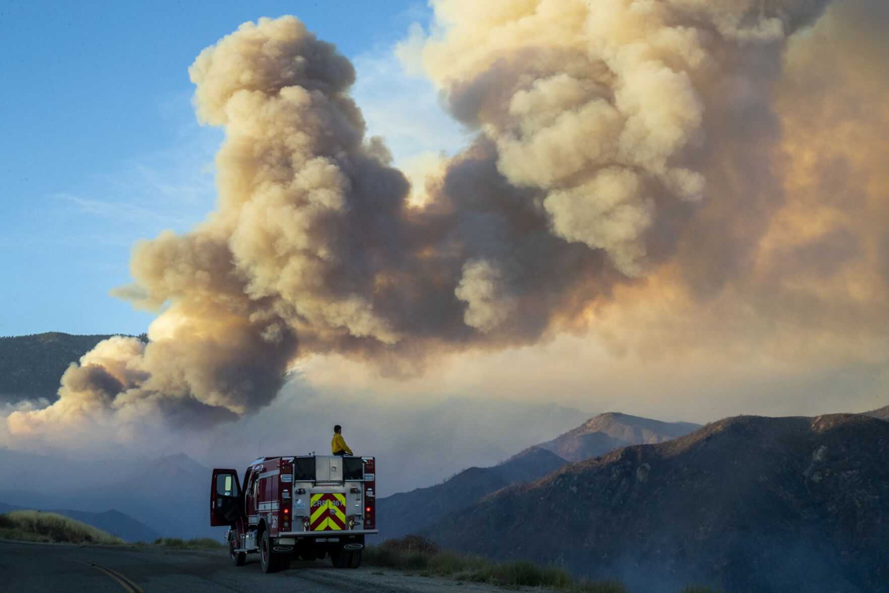 Apple fire in Riverside County grows to 20,000 acres; winds expected to pick up this afternoon